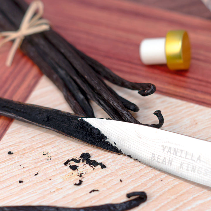 papua new guinea vanilla bean bundle with 1 split vanilla bean showing caviar on a knife